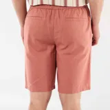 Bermuda de lino mezclado color rosa, de corte clásico con bolsillos laterales y traseros, y cierre con botón y cremallera.