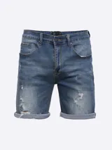 Bermuda de jean con roturas y lavado claro, de corte clásico con bolsillos delanteros y traseros, cierre frontal y dobladillo en el bajo.