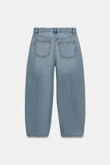 Jeans de tiro medio con corte cropped y diseño de costuras torcidas. Presenta trabillas en la cintura, cinco bolsillos clásicos y cierre frontal con cremallera y botón metálico.