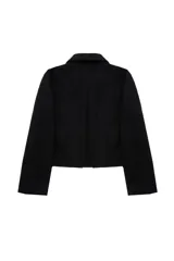 Campera corta negra con cierre frontal metálico, cuello camisero y mangas largas.