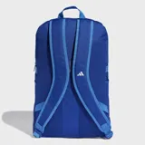 Mochila Adidas modelo Tiro, color azul con detalles en blanco. Cuenta con compartimento principal con cierre, bolsillos laterales de malla y correas acolchadas ajustables. Presenta el logo de la marca en la parte superior y las tres tiras características en la parte inferior frontal.