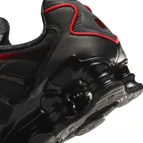 Championes Nike Shox TL con diseño icónico y amortiguación mecánica en color negro con detalles en rojo. Cuenta con capellada de malla transpirable, estructura de TPU y suela de goma.