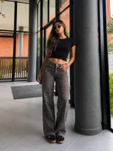 Pantalón de jean de corte recto y tiro medio con estampado de leopardo en tonos grises y marrones.