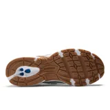 Championes New Balance modelo 740, color blanco con detalles en verde y plateado, confeccionados con capellada de malla transpirable y superposiciones sintéticas. Cuentan con tecnología ABZORB en la entresuela para mayor amortiguación y suela de goma con tracción.