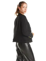 Chaqueta de tweed estructurada con cuello a la base, corte recto y largo a la cintura. Presenta terminaciones deshilachadas en los bordes, bolsillos frontales y botones metálicos dorados decorativos en puños y bolsillos.