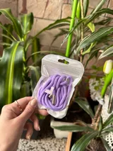 Correa para celular de soga trenzada en color fucsia con terminales metálicas plateadas y mosquetón.