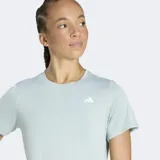 Remera deportiva Adidas de cuello redondo y manga corta, confeccionada en tejido técnico con tecnología Climacool de secado rápido. Presenta un diseño minimalista en color verde claro con el logo de la marca estampado en el pecho.
