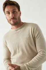 Sweater de punto para hombre con escote redondo, mangas largas y logo bordado en el pecho. Presenta un diseño clásico de calce regular.