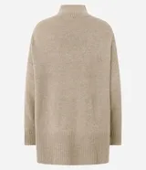 Suéter de punto de corte oversize y largo alargado, con cuello alto, mangas largas y aberturas laterales sutiles. Presenta puños y ruedo con acabado acanalado.