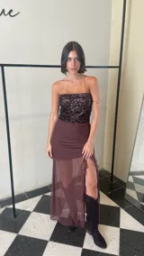 Strapless de lentejuelas color marrón oscuro, con diseño ajustado y espalda regulable.