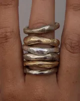 Anillo de diseño artesanal con textura orgánica e irregular, disponible en bronce, alpaca o plata 925. Se vende por unidad y es ideal para combinar con otros anillos.
