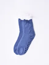 Medias de punto color azul con interior y borde superior de corderito sintético blanco, y suela con puntos antideslizantes de goma.