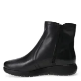 Botas cortas de cuero color negro, con puntera redonda y suela plana de goma. Presentan una hilera de tachas metálicas decorativas en el lateral exterior y costuras reforzadas en el empeine.