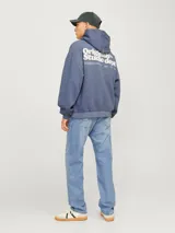 Canguro azul con capucha, manga larga, fit oversize y logo pequeño estampado en el pecho.