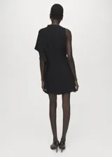 Vestido corto negro de poliéster con diseño asimétrico, un hombro descubierto, manga murciélago en el otro lado y detalle drapeado en la cintura con broches metálicos.