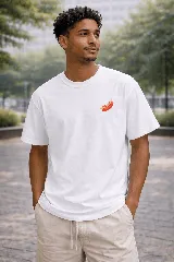 Remera blanca de manga corta con cuello redondo y un pequeño estampado de un pancho (hot dog) en el pecho.