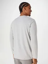 Remera básica de manga larga en color azul oscuro, con cuello redondo y corte recto.