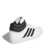 Championes Adidas Hoops 4.0 Mid de media caña, con diseño inspirado en el básquetbol. Presentan una parte superior de cuero sintético blanco con las icónicas tres tiras laterales en negro y cuello acolchado en color negro. Cuentan con suela de goma tipo cupsole para mayor estabilidad y durabilidad.
