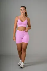 Conjunto deportivo color lila compuesto por top con breteles finos y short de calce ajustado.