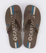 Ojotas marrones de dedo, con plantilla estampada con el logo de la marca y rayas blancas y azules.