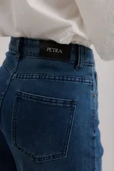 Pantalón de jean de corte ancho, color azul oscuro, con cintura alta y terminación desflecada.