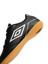 Championes de fútbol sala Umbro modelo Classico III IC, color negro con el logo de la marca en blanco en el lateral. Presentan un diseño de perfil bajo con suela de goma diseñada para superficies de interior.