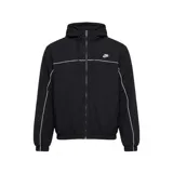 Campera Nike Club de color negro con capucha, cierre frontal completo y cordones ajustables. Presenta ribetes blancos decorativos en el pecho y las mangas, además del logo bordado de la marca en el lado izquierdo del pecho.