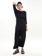 Pantalón palazzo negro con bolsillos laterales.