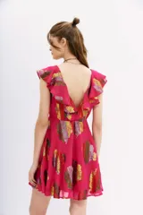 Vestido corto de viscosa con tejido jacquard en lurex multicolor. Presenta escote en V tanto en el frente como en la espalda, decorado con volados en los hombros y una falda con vuelo.