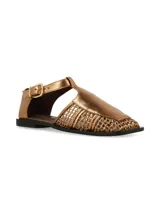 Sandalias planas color dorado metalizado, con diseño de tiras cruzadas y entramadas en el empeine, puntera cuadrada y tira ajustable con hebilla en el tobillo.