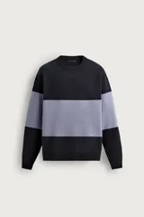 Sweater de punto regular fit, con diseño de rayas horizontales anchas en color gris y blanco, cuello redondo, manga larga y acabados en rib.