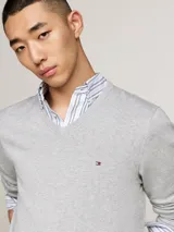 Sweater gris de Tommy Hilfiger, de algodón y poliéster, con cuello en V y logo bordado en el pecho.