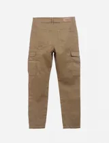 Pantalón cargo color beige con bolsillos laterales con solapa.
