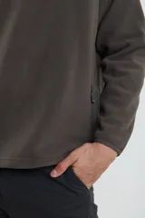 Sweater azul de polar con cuello alto y cierre parcial con cremallera.