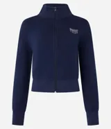 Campera azul marino de algodón con forro de polar, cierre frontal con cremallera, cuello alto y puños elásticos. Estampa con la palabra "Phoenix" en el pecho.