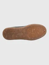 Championes urbanos de diseño deportivo en color negro, con paneles de gamuza sintética y material textil. Presentan detalles en blanco en el talón, cordones y borde frontal, con suela de goma tipo caramelo con efecto moteado.
