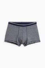 Pack de tres calzoncillos tipo trunk cortos, confeccionados en punto elástico de algodón. Incluye un par a rayas azul marino y blanco, uno gris liso y uno azul marino liso. Todos con cintura elástica y costuras planas.