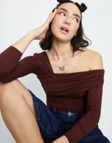 Collar largo plateado con cadena de eslabones rectangulares y cierre de mosquetón entrelazado.