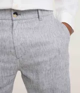 Bermuda slim de lino y algodón color beige, de corte ajustado, con trabillas para cinturón y bolsillos laterales y traseros.
