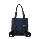 Mochila y cartera híbrida confeccionada en nylon de color beige con detalles y correas en negro. Posee dos asas superiores para llevar al hombro y correas traseras ajustables para usar como mochila. Presenta dos bolsillos frontales con cierre de cremallera y tiradores largos.