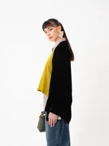 Kimono largo de terciopelo negro, con mangas largas y diseño abierto. Confeccionado en una mezcla de viscosa y poliamida, ofrece una caída fluida y elegante.