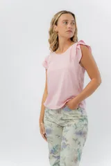 Musculosa rosa de corte clásico con cuello redondo y volados en los hombros.