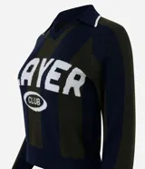 Buzo de punto con diseño de rayas verticales en azul marino y verde, cuello tipo polo y estampado frontal con la inscripción 'PLAYER CLUB'. Presenta un corte regular y mangas largas.