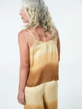 Top con breteles finos y escote en V, con diseño degradado de azul claro a azul oscuro.