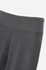 Calza capri negra de algodón y lycra, con cintura alta elástica.