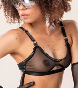 Soutien de tul negro con aro y breteles regulables. Tiene un corte que realza el busto y detalles de puntilla en el contorno.