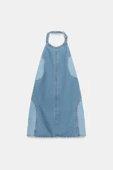Vestido corto de denim con cuello halter, espalda descubierta y diseño de lavado combinado en tonos de azul.