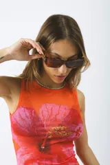 Vestido midi ajustado al cuerpo, color naranja con estampado de una flor roja.