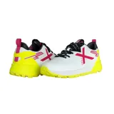 Championes de hockey sobre césped Munich Drag 04, blancos con detalles en amarillo, fucsia y negro. Capellada de PU y tejido, soporte lateral, tecnología Shock Protect en puntera y talón, plantilla X-Lite en la mediasuela y suela de phylon y goma.