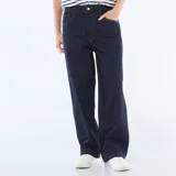 Jean baggy azul oscuro de corte relajado, con diseño clásico de cinco bolsillos y costuras en contraste.